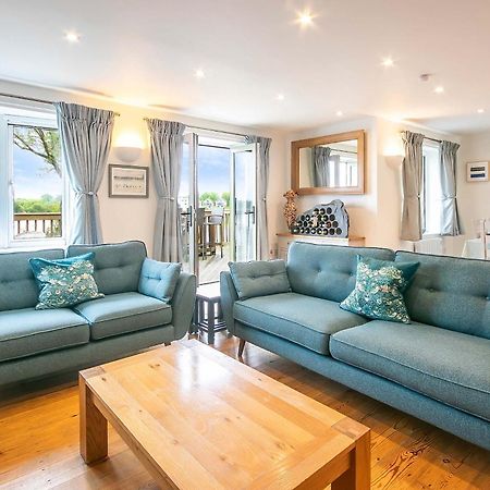 Coot Cottage - Holiday House With Fantastic Lake Views Somerford Keynes ภายนอก รูปภาพ
