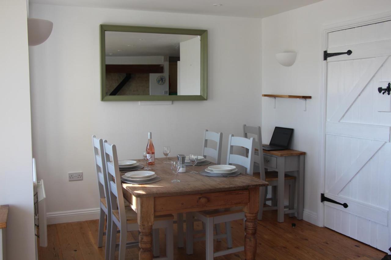 Coot Cottage - Holiday House With Fantastic Lake Views Somerford Keynes ภายนอก รูปภาพ