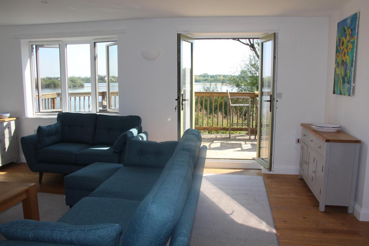 Coot Cottage - Holiday House With Fantastic Lake Views Somerford Keynes ภายนอก รูปภาพ