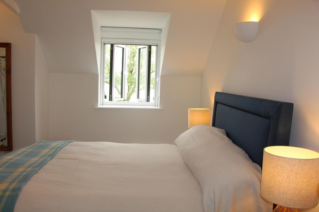 Coot Cottage - Holiday House With Fantastic Lake Views Somerford Keynes ภายนอก รูปภาพ