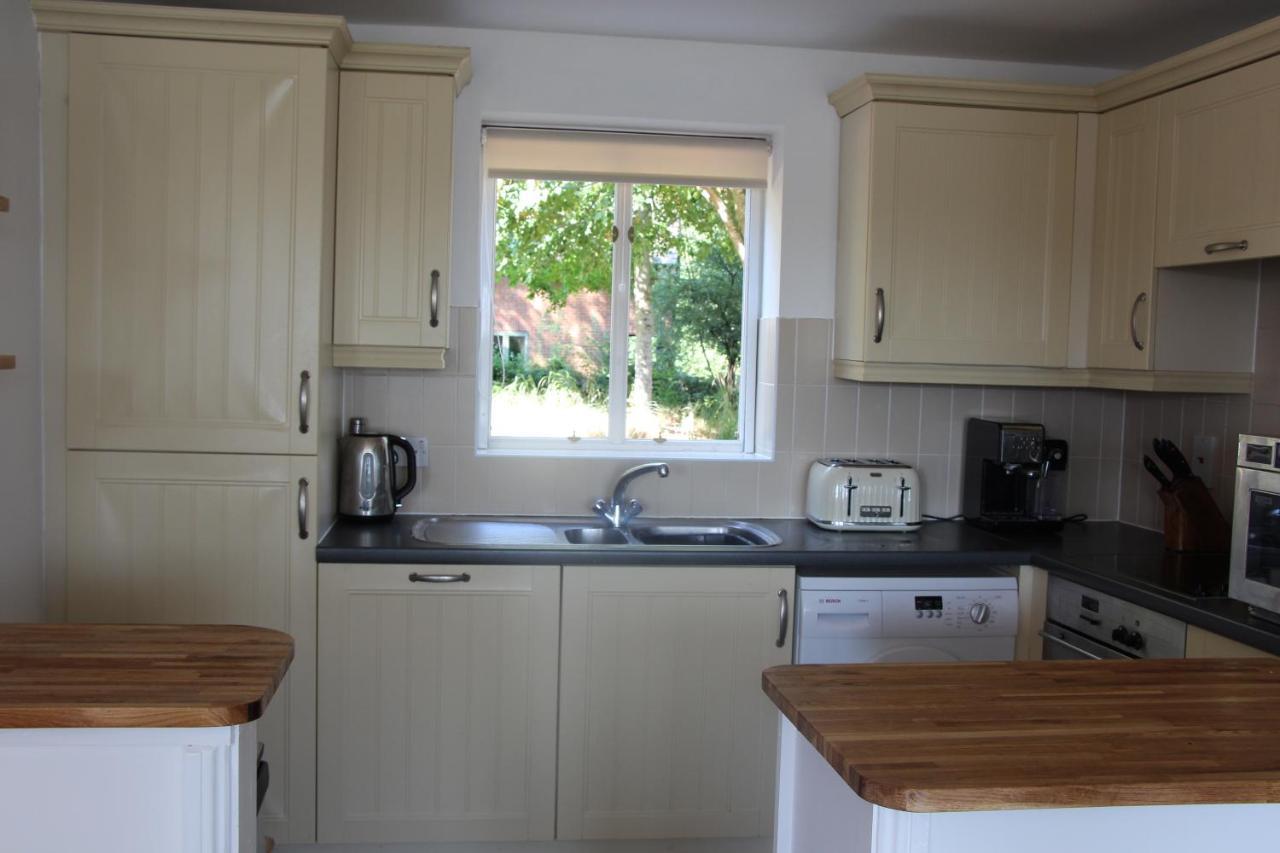 Coot Cottage - Holiday House With Fantastic Lake Views Somerford Keynes ภายนอก รูปภาพ