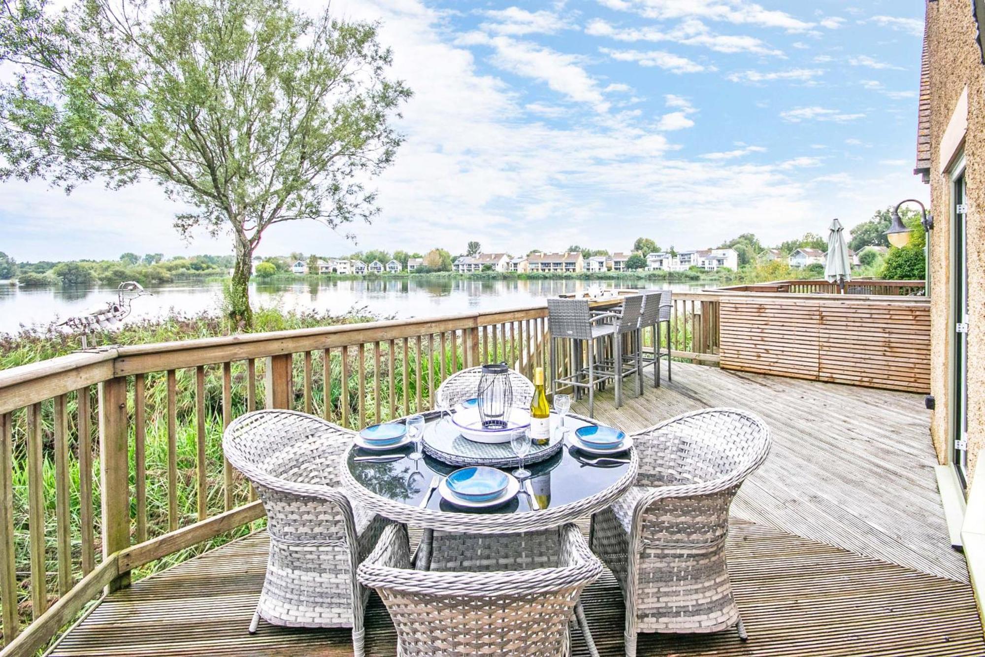 Coot Cottage - Holiday House With Fantastic Lake Views Somerford Keynes ภายนอก รูปภาพ
