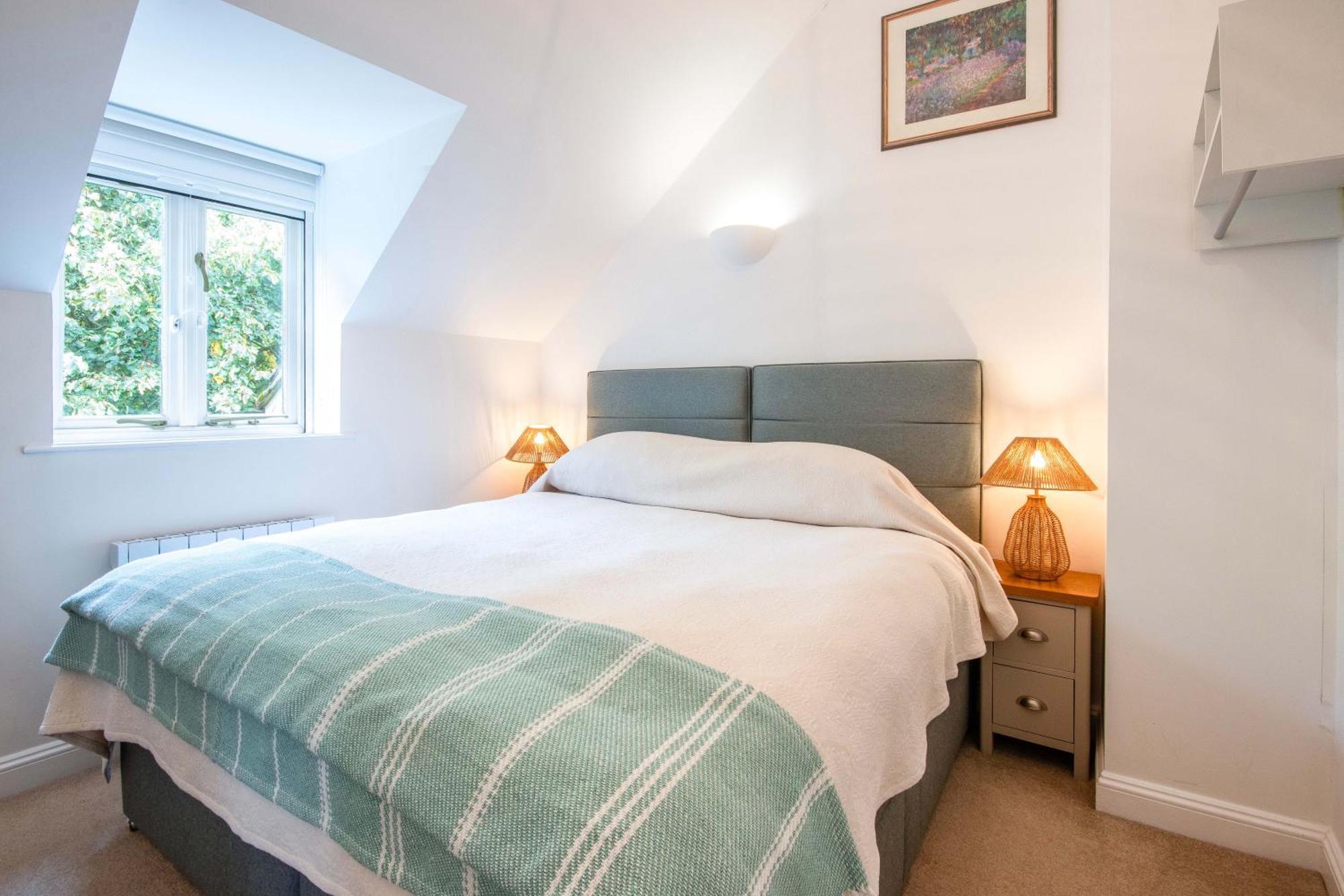 Coot Cottage - Holiday House With Fantastic Lake Views Somerford Keynes ภายนอก รูปภาพ